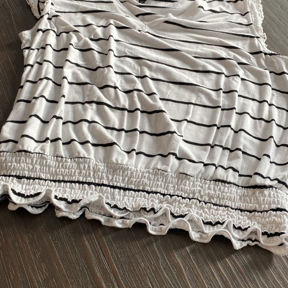 Laundry by Shelli Segall ladies T-shirt in black and white stripes size large. - Picture 5 of 8